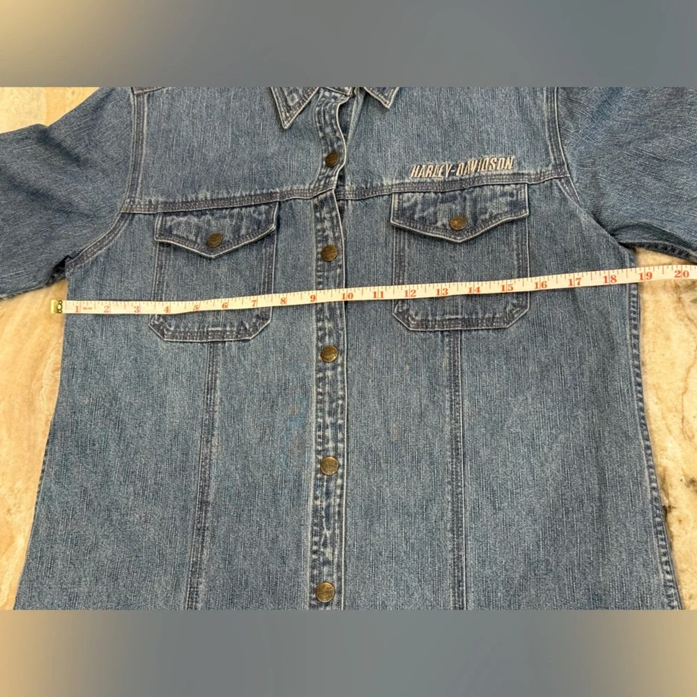 Women’s HARLEY DAVIDSON Vintage denim short sleeve button up top. Size small - Picture 4 of 7